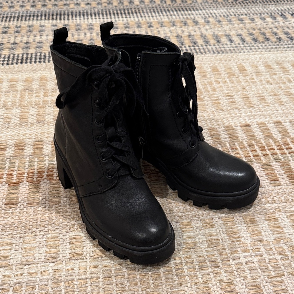New Without Tags Splendid Mady Black Lace-Up Ankle Boots. Size 6.